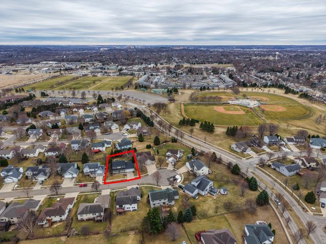 1002 Yorkshire Lane NW, Rochester, MN 55901