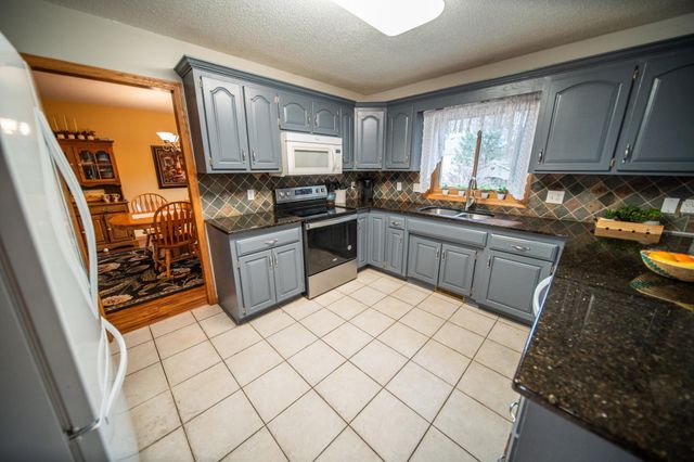 1002 Yorkshire Lane NW, Rochester, MN 55901