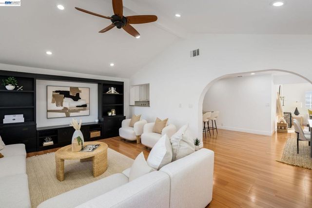 8617 Briarwood Ln, Dublin, CA 94568