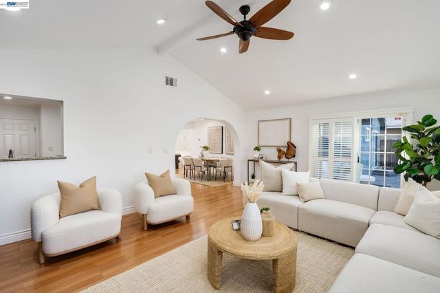 8617 Briarwood Ln, Dublin, CA 94568