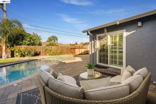 8617 Briarwood Ln, Dublin, CA 94568