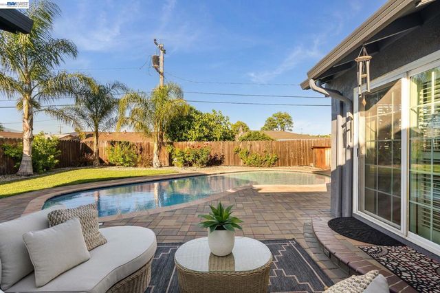 8617 Briarwood Ln, Dublin, CA 94568