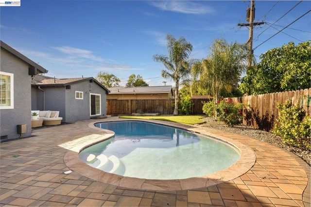 8617 Briarwood Ln, Dublin, CA 94568