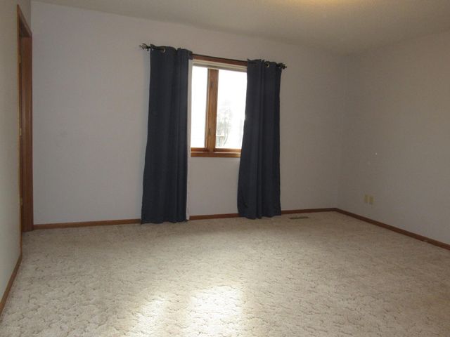 1621 Oakwood Drive, Worthington, MN 56187