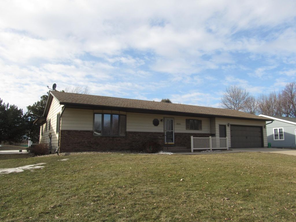 1621 Oakwood Drive, Worthington, MN 56187