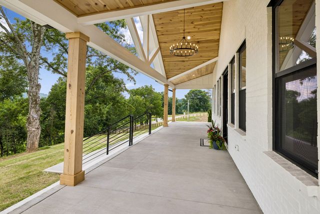 2472 Taylor Rd, Columbia, TN 38401