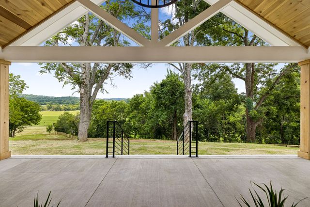 2472 Taylor Rd, Columbia, TN 38401