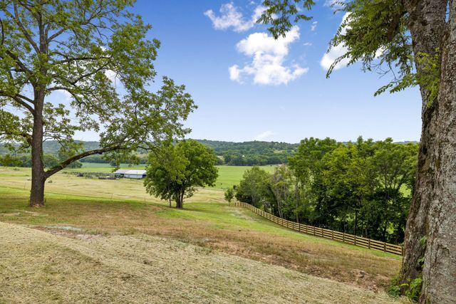 2472 Taylor Rd, Columbia, TN 38401