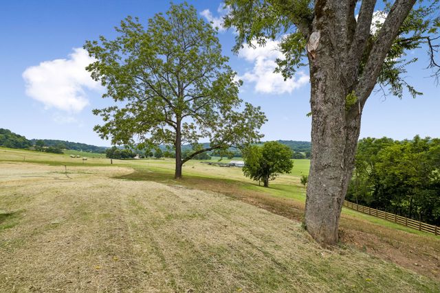 2472 Taylor Rd, Columbia, TN 38401
