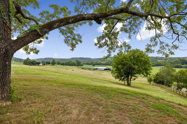 2472 Taylor Rd, Columbia, TN 38401