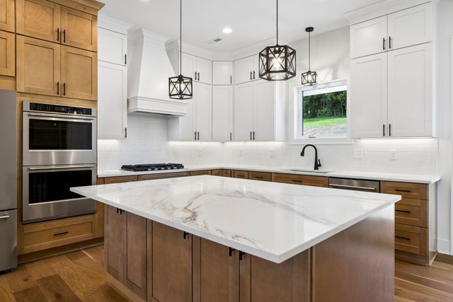 2472 Taylor Rd, Columbia, TN 38401