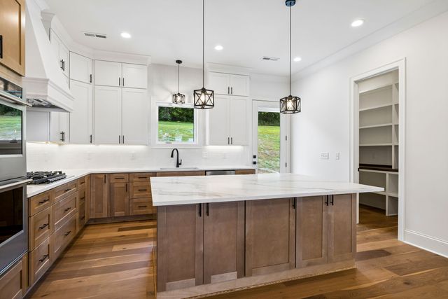 2472 Taylor Rd, Columbia, TN 38401