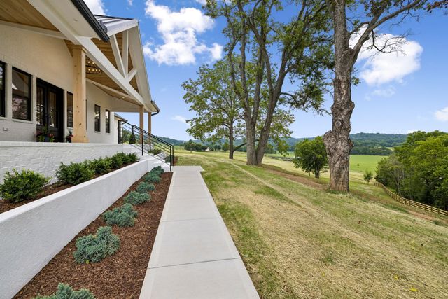 2472 Taylor Rd, Columbia, TN 38401