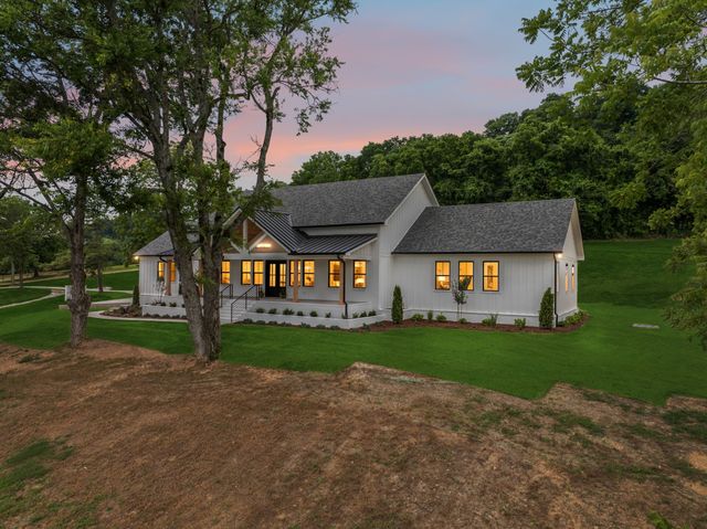 2472 Taylor Rd, Columbia, TN 38401