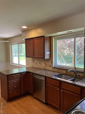 7096 Riverstone Road, West Bloomfield, MI 48322