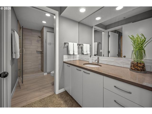 2445 Nw WESTOVER Rd 414, Portland, OR 97210