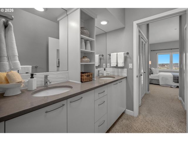 2445 Nw WESTOVER Rd 414, Portland, OR 97210