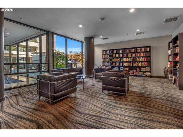 2445 Nw WESTOVER Rd 414, Portland, OR 97210