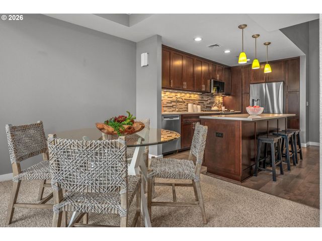 2445 Nw WESTOVER Rd 414, Portland, OR 97210