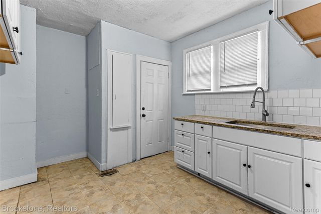 14814 Sussex Street, Detroit, MI 48227