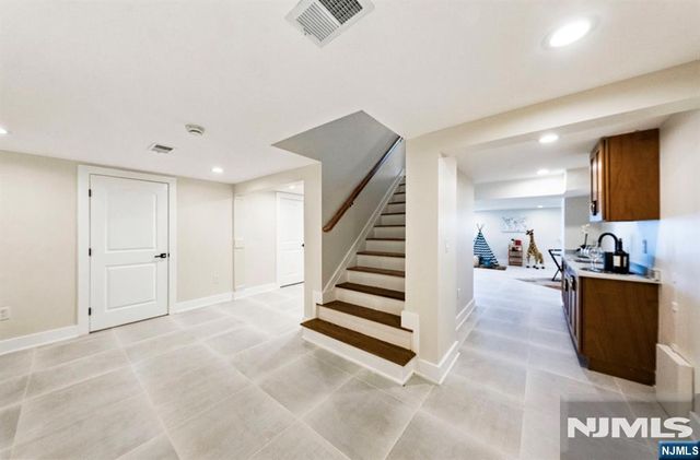 19 Mayfair Place, Clifton, NJ 07013