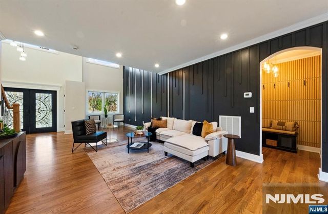 19 Mayfair Place, Clifton, NJ 07013