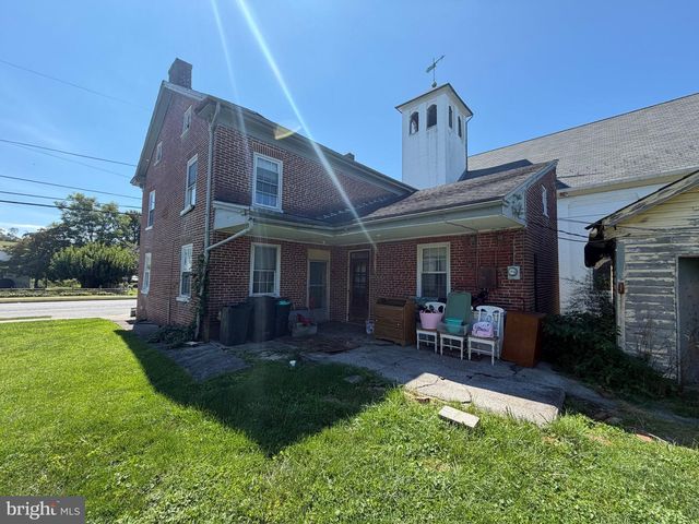 8 YORK ST, Spring Grove, PA 17362