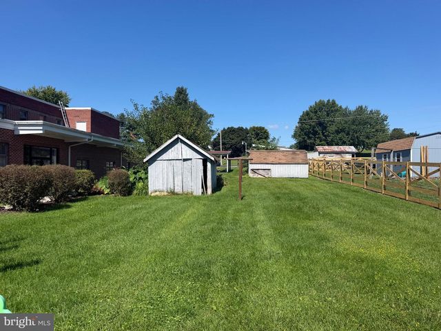 8 YORK ST, Spring Grove, PA 17362