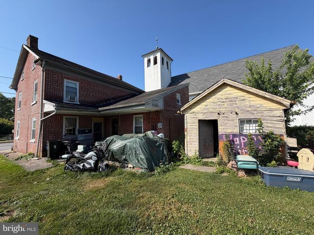 8 YORK ST, Spring Grove, PA 17362