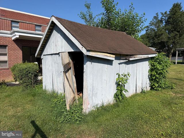 8 YORK ST, Spring Grove, PA 17362