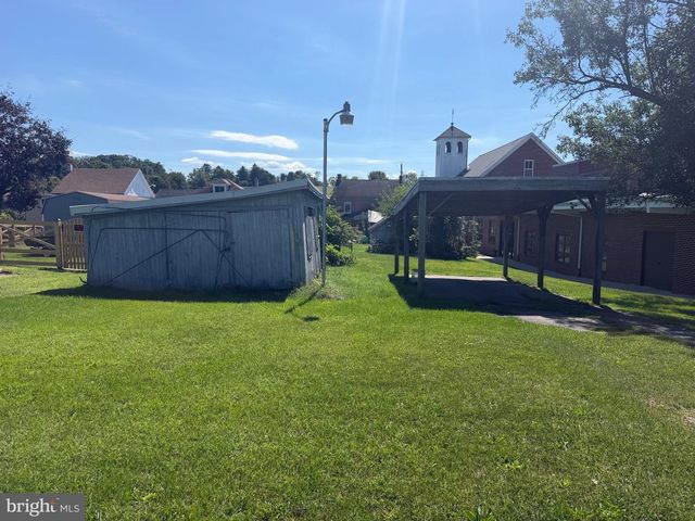 8 YORK ST, Spring Grove, PA 17362