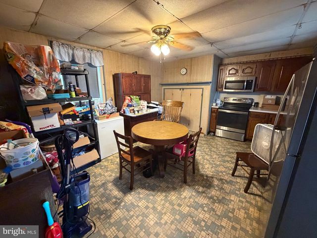 8 YORK ST, Spring Grove, PA 17362