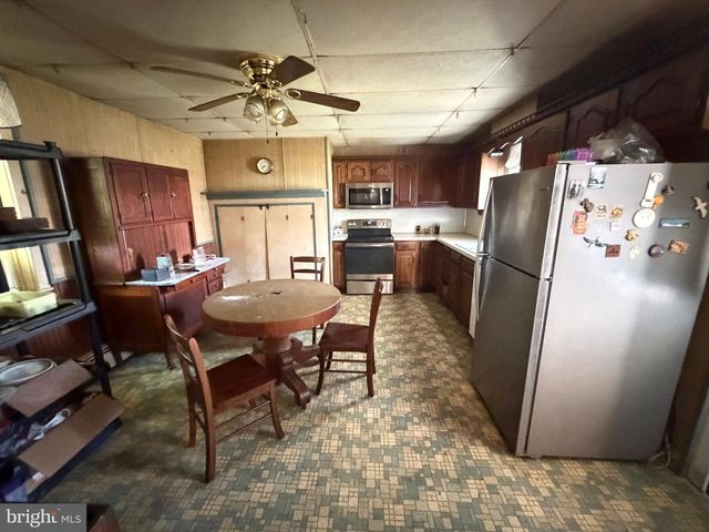 8 YORK ST, Spring Grove, PA 17362