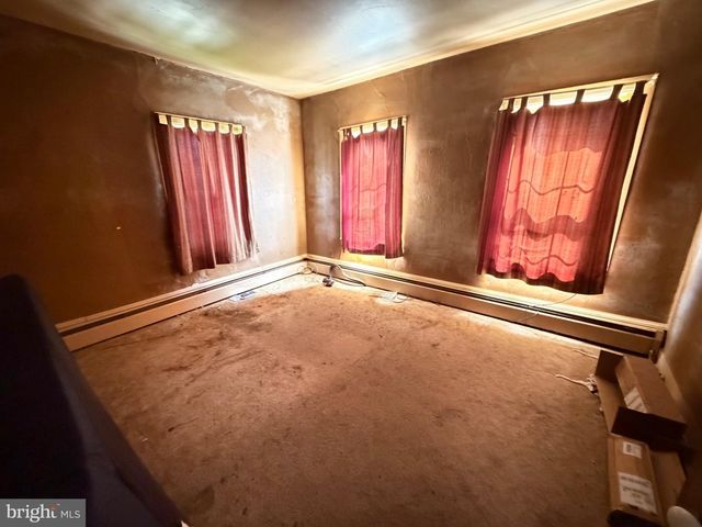 8 YORK ST, Spring Grove, PA 17362