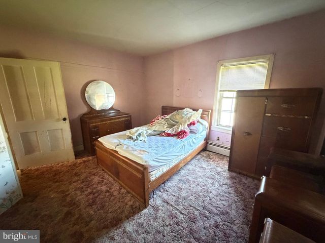 8 YORK ST, Spring Grove, PA 17362