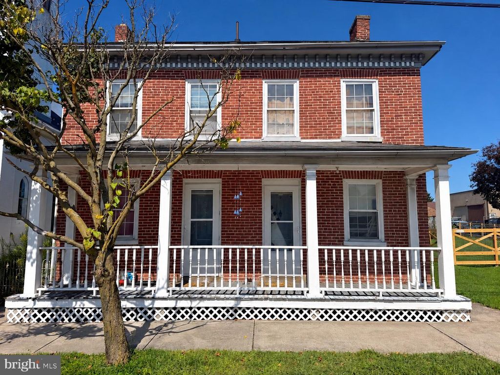 8 YORK ST, Spring Grove, PA 17362
