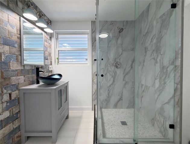 1006 Redfish Street, Bayou Vista, TX 77563