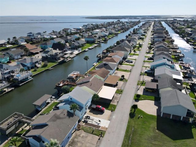 1006 Redfish Street, Bayou Vista, TX 77563