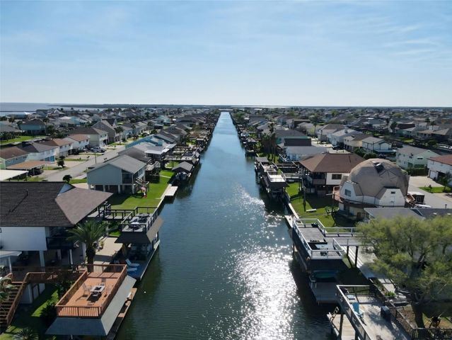 1006 Redfish Street, Bayou Vista, TX 77563