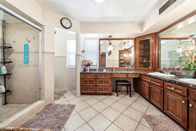 325 Bayberry Dr, Plantation, FL 33317