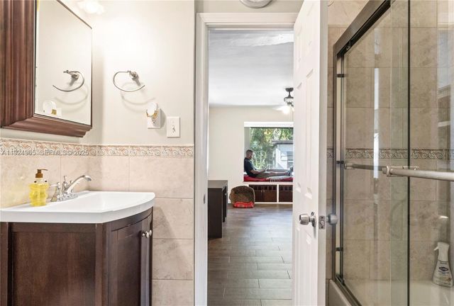 325 Bayberry Dr, Plantation, FL 33317