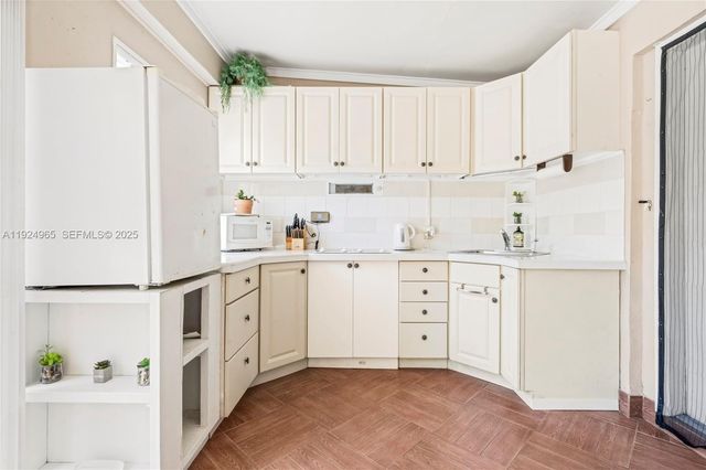 325 Bayberry Dr, Plantation, FL 33317