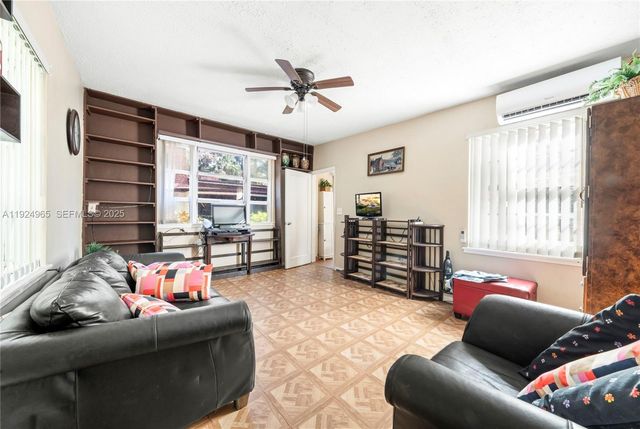 325 Bayberry Dr, Plantation, FL 33317