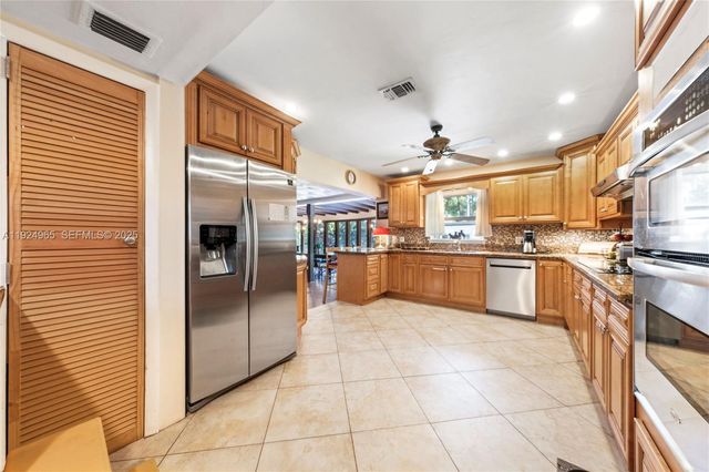 325 Bayberry Dr, Plantation, FL 33317