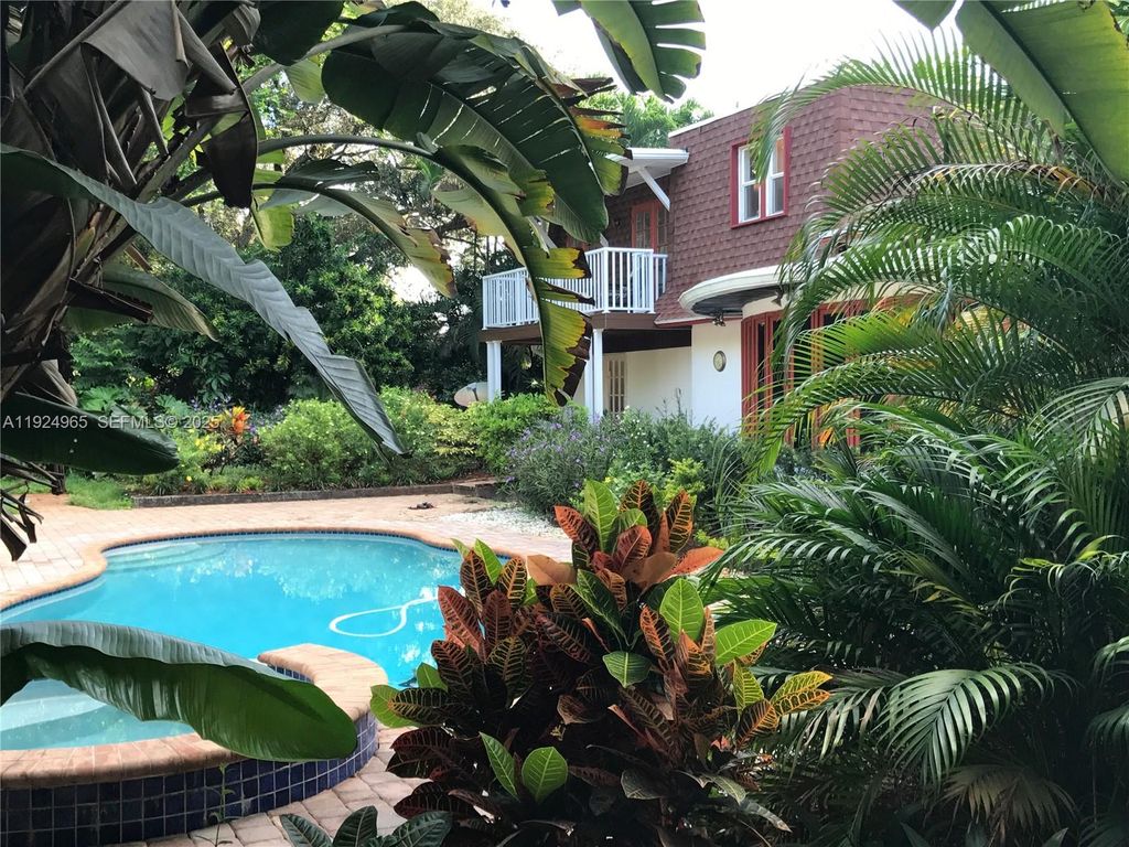 325 Bayberry Dr, Plantation, FL 33317