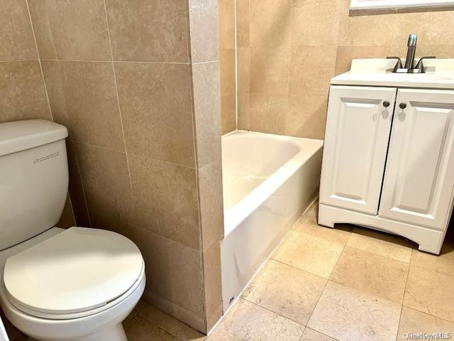 14 Beach Road 3B, Great Neck, NY 11023