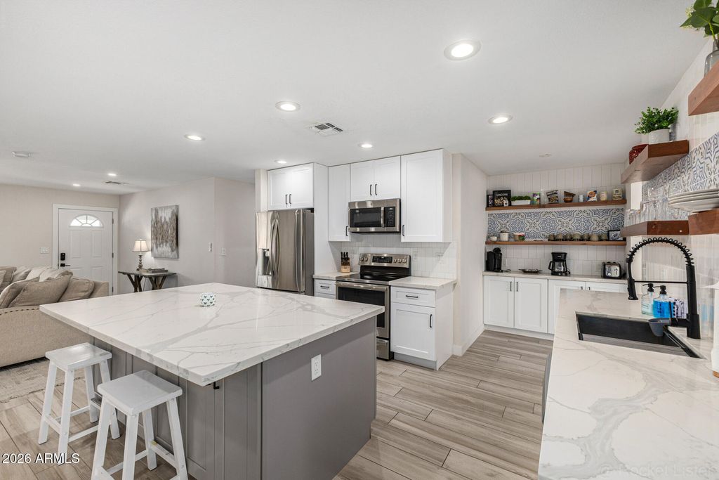 Image 8 of property listing at 10141 W PEBBLE BEACH Drive, Sun City, AZ 85351