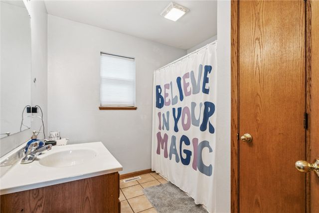 2200 50th St, Marion, IA 52302