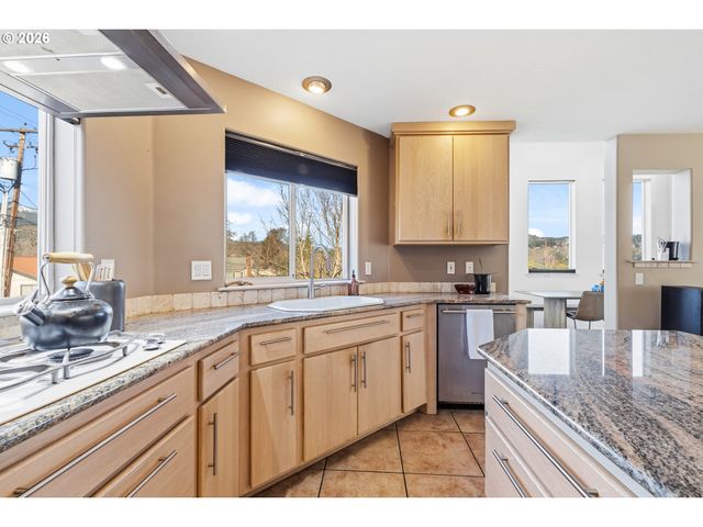 1222 LINCOLN St, Hood River, OR 97031