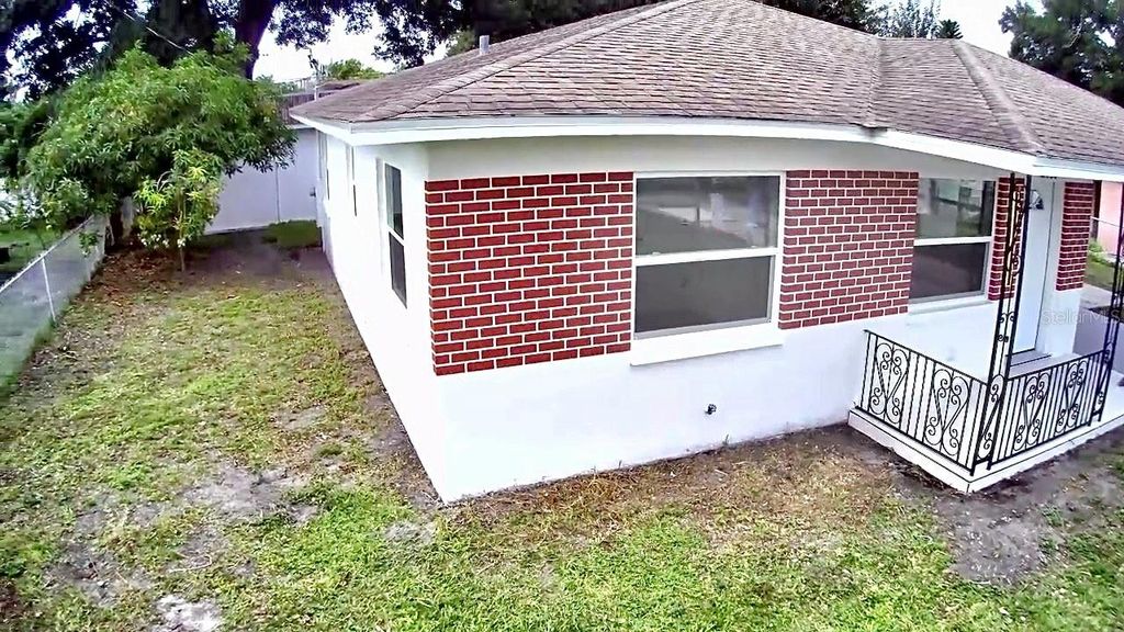 Image 5 of property listing at 3117 W LEROY STREET, Tampa, FL 33607